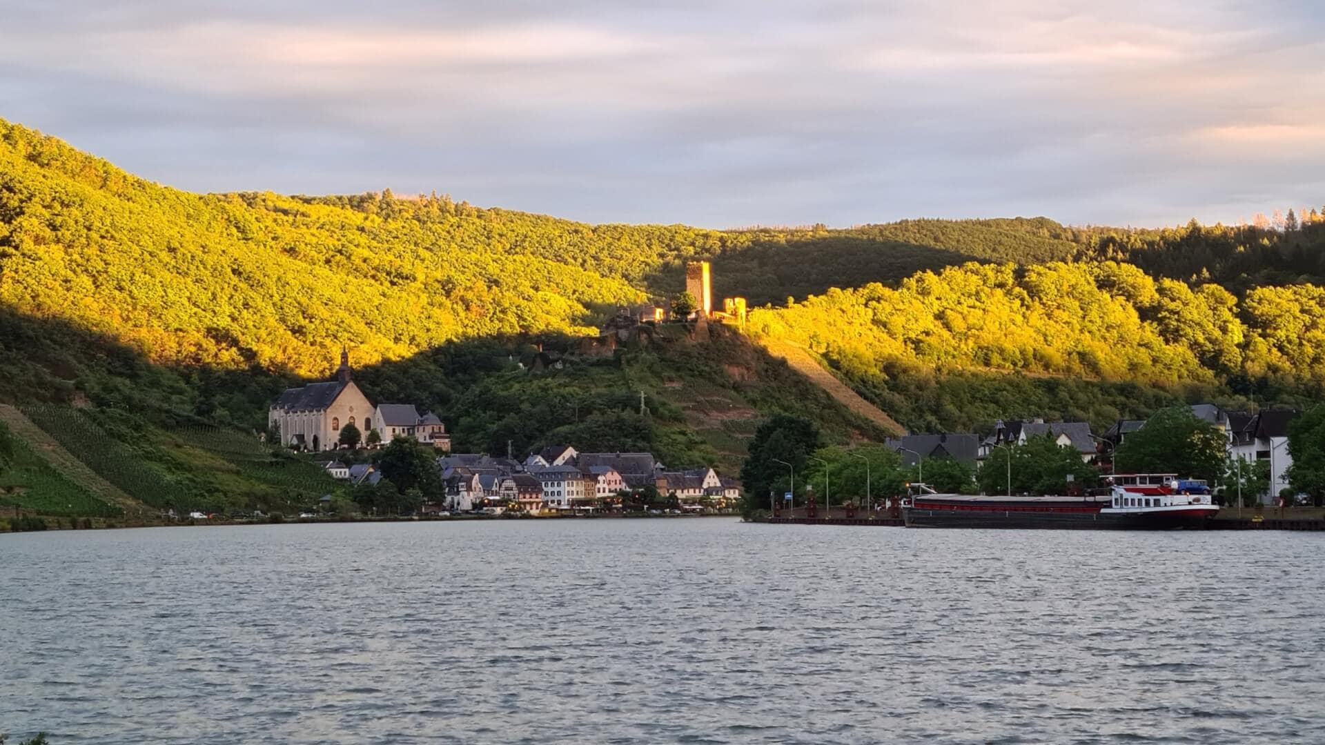 Fußweg nach Beilstein mit Blick auf die Burg