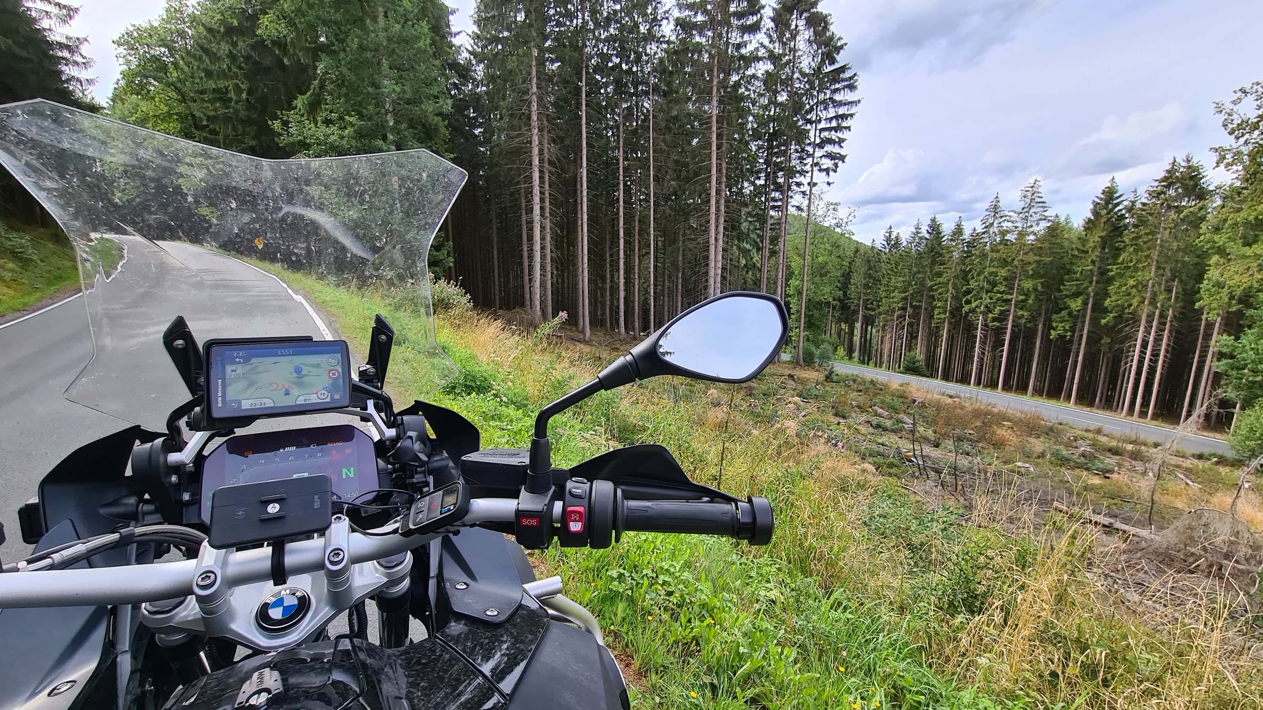 Kurvige Straße im Sauerland