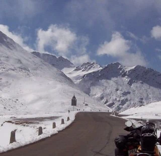 Kalte Alpen im Schnee und Motorrad