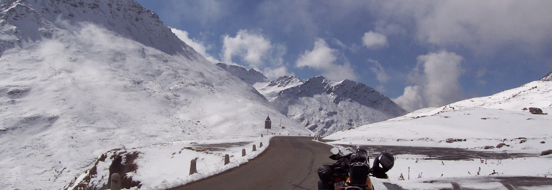 Kalte Alpen im Schnee und Motorrad