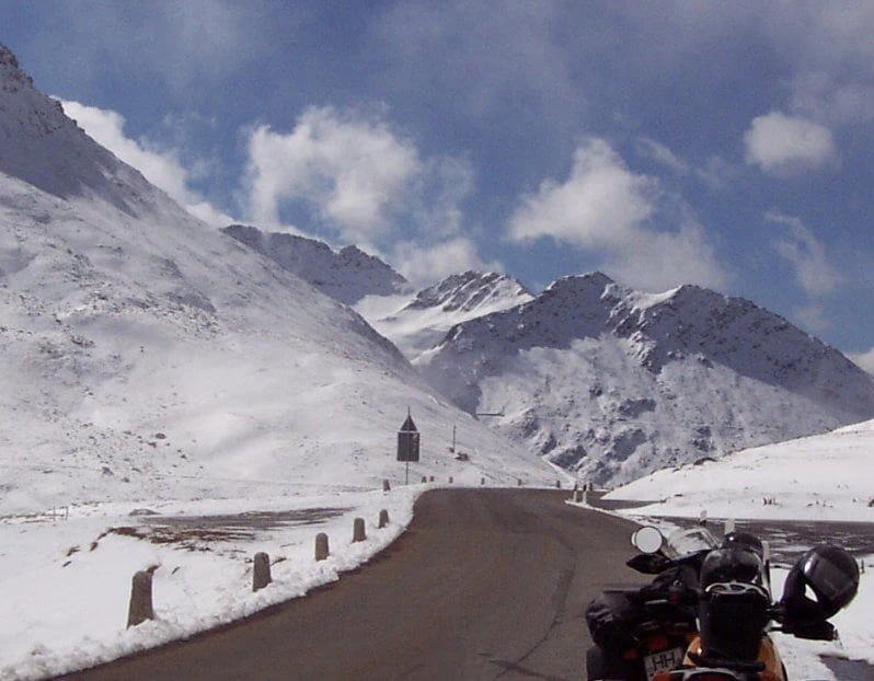 Kalte Alpen im Schnee und Motorrad