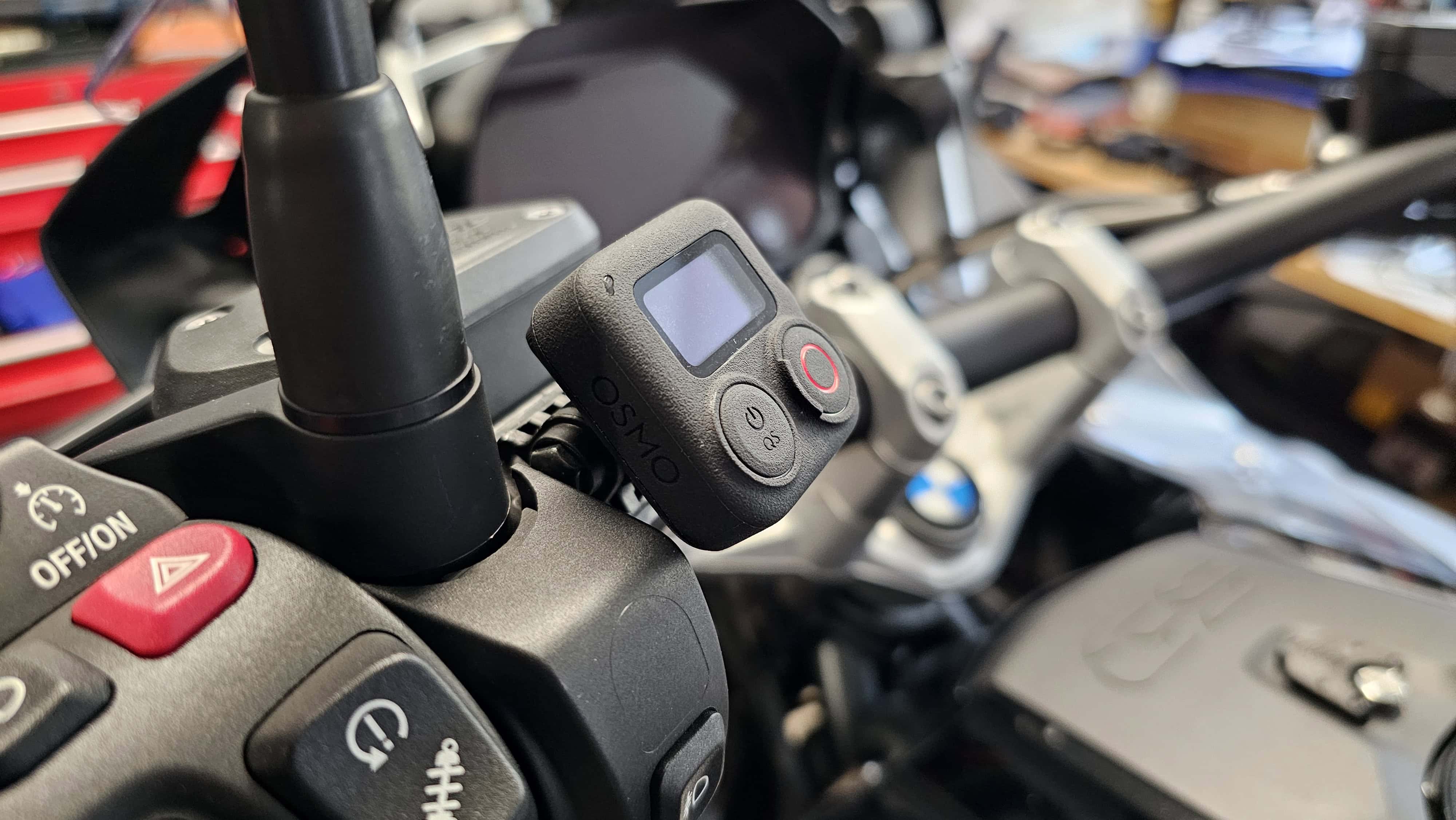 HoWo Mount für DJI Fernbedienung an einem Motorradlenker befestigt