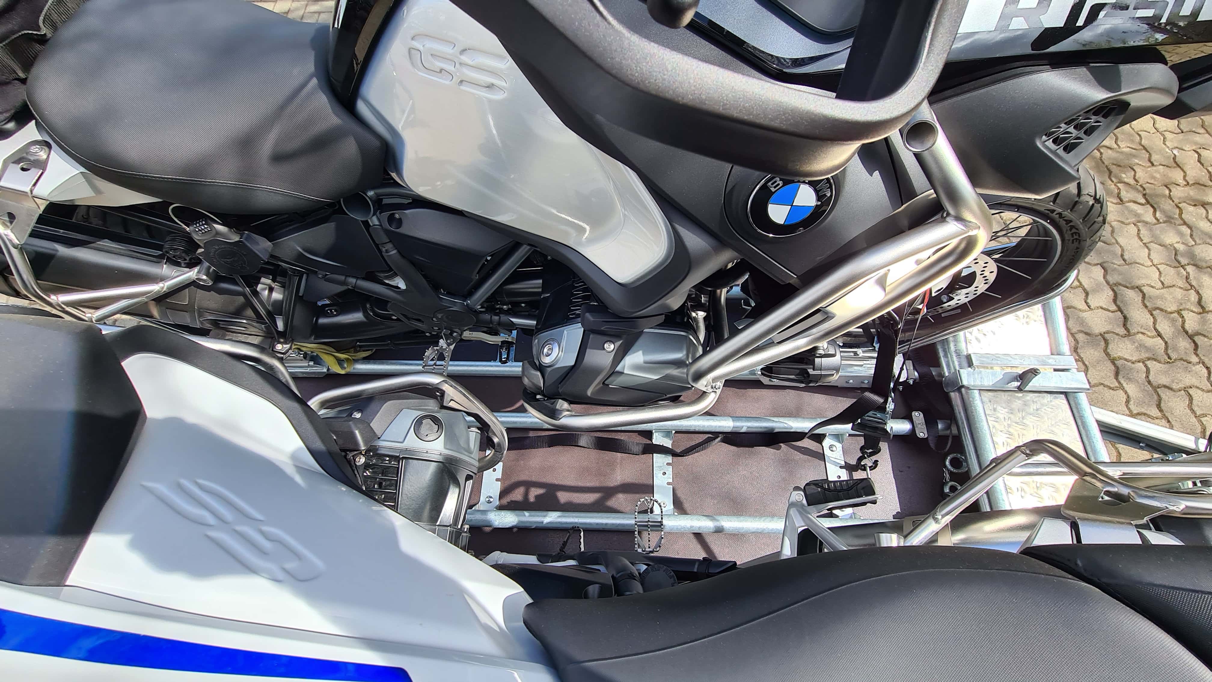 Test mit zwei BMW Motorrädern