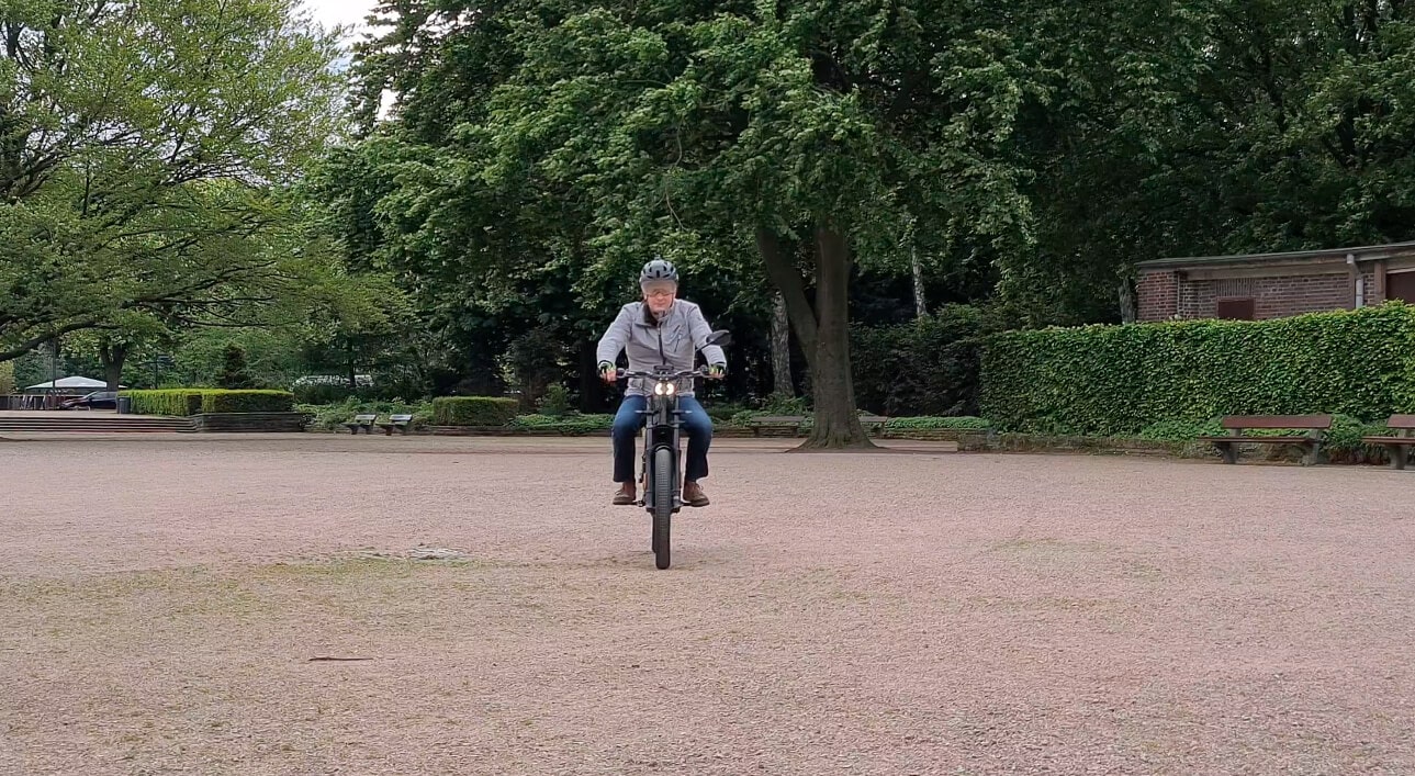 Fahrt auf dem ELMOTO LOOP E-Moped