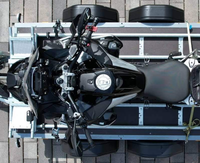 Motorradverladungssystem Sawiko auf Stema Anhänger