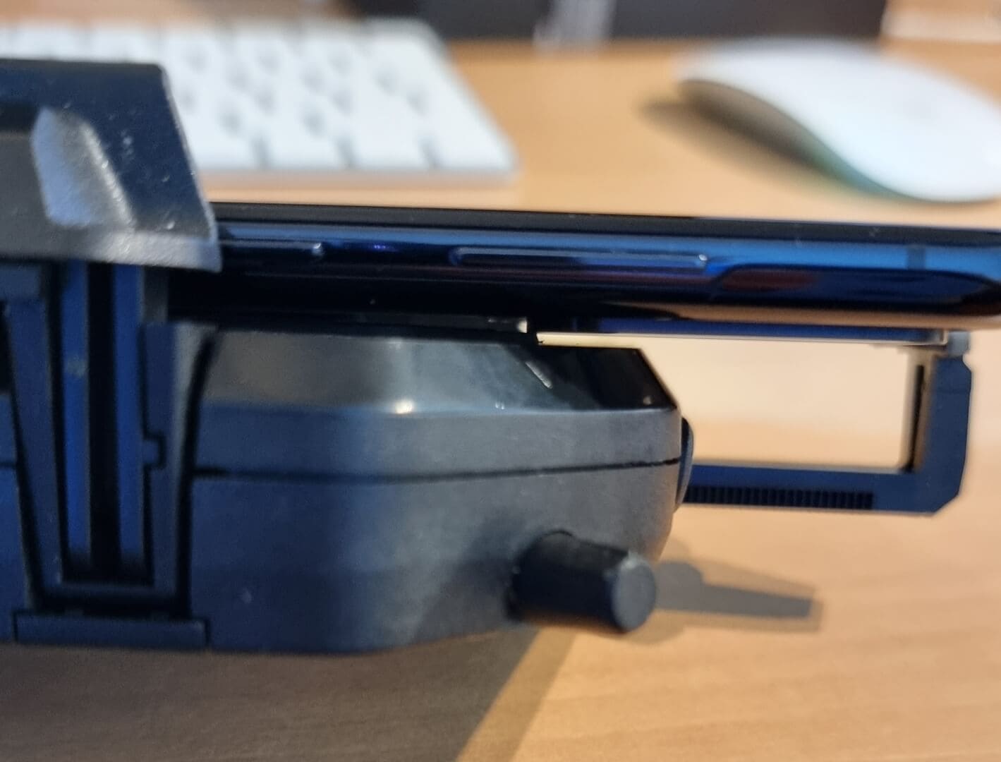Passgenauigkeit BMW Connected Ride Cradle mit Samsung S20 Plus