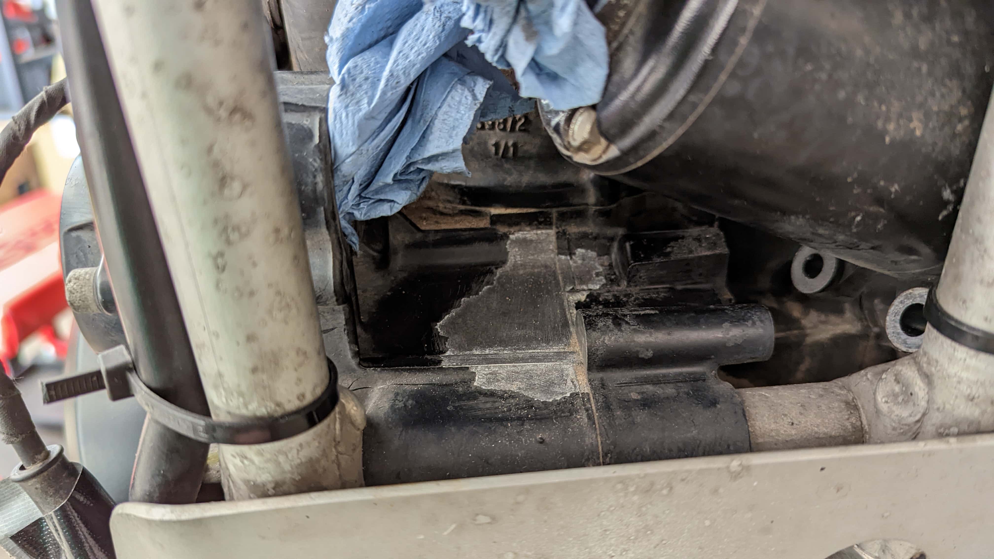 Aluminiumoxidation am Motorblock der BMW G 650 XChallenge
