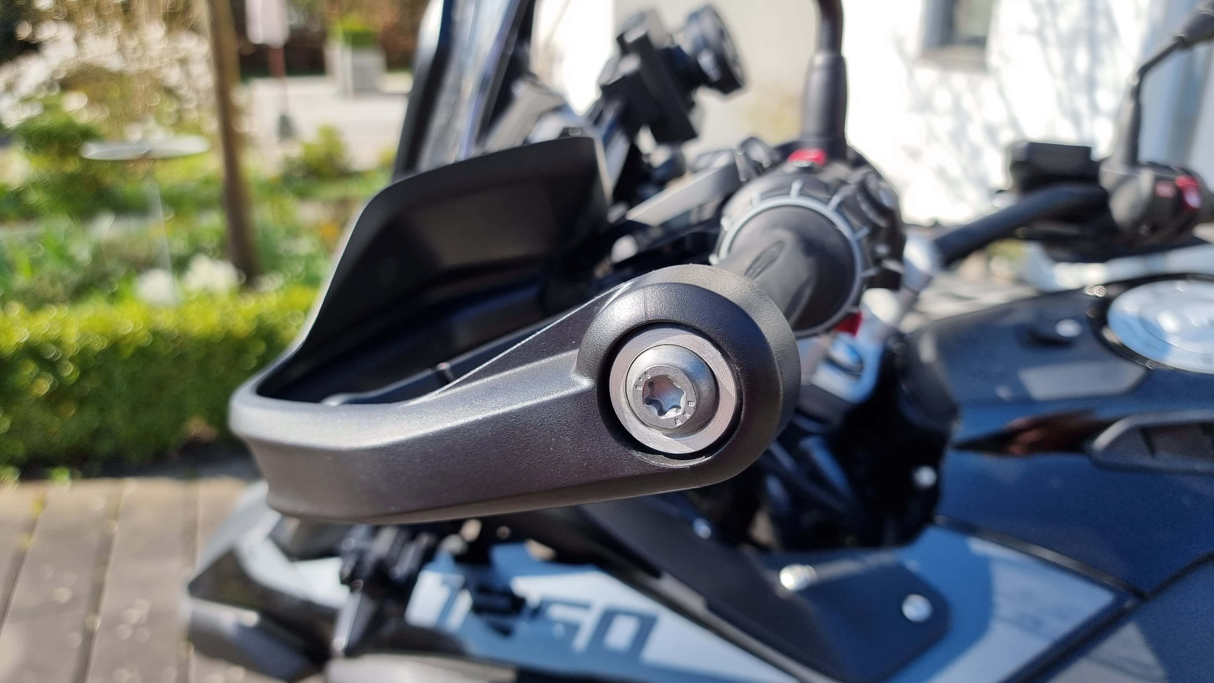 Lenkergewichte und Handprotektoren einer BMW GS