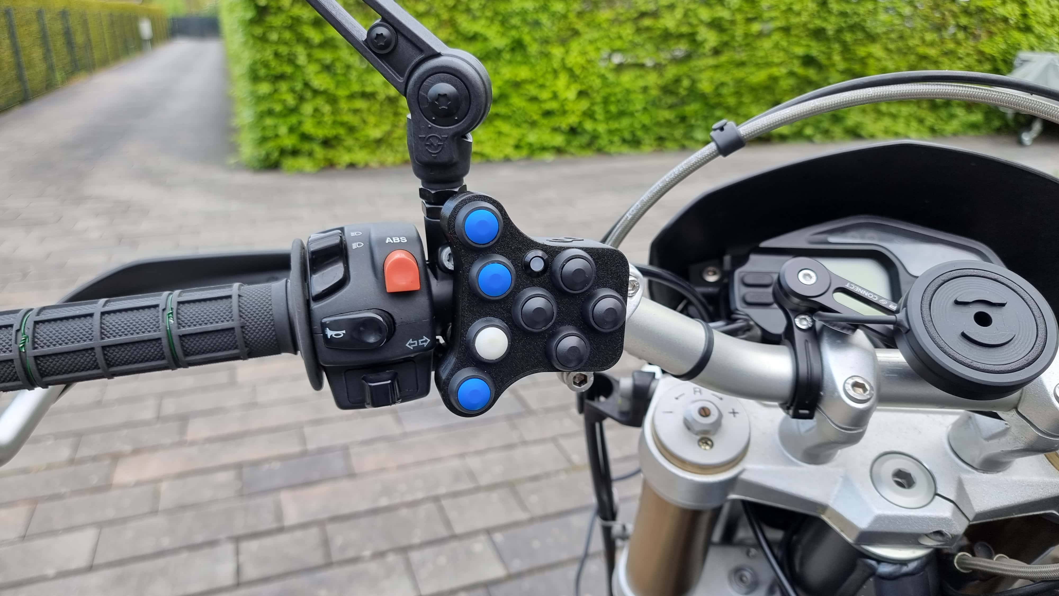 BarButtons Fernbedienung an BMW G 650 Xcallenge montiert