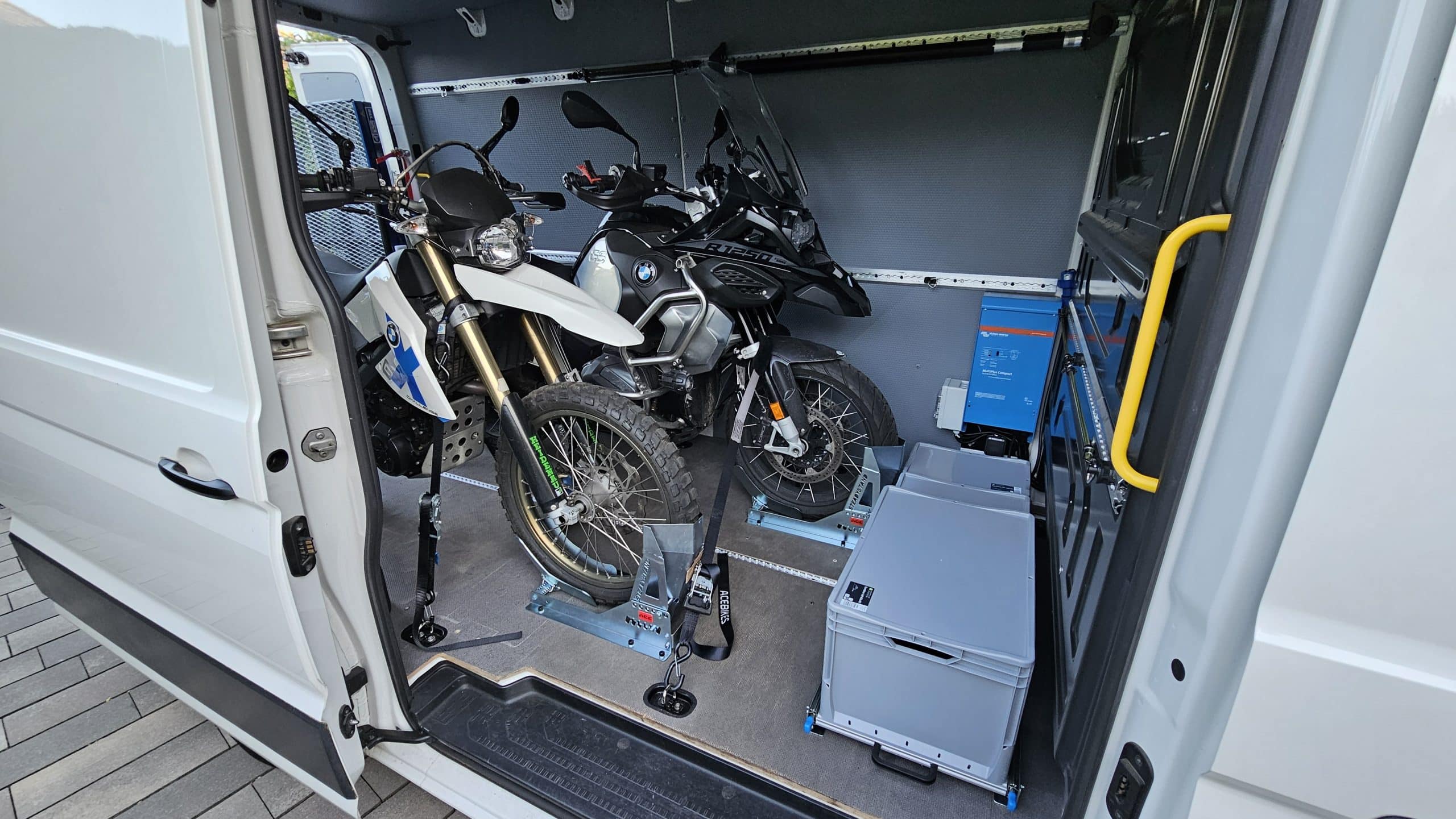 Projekt "Der perfekte Transporter". Umbau eines VW Crafter 2 zum Motorradtransporter und für Haus und Garten.