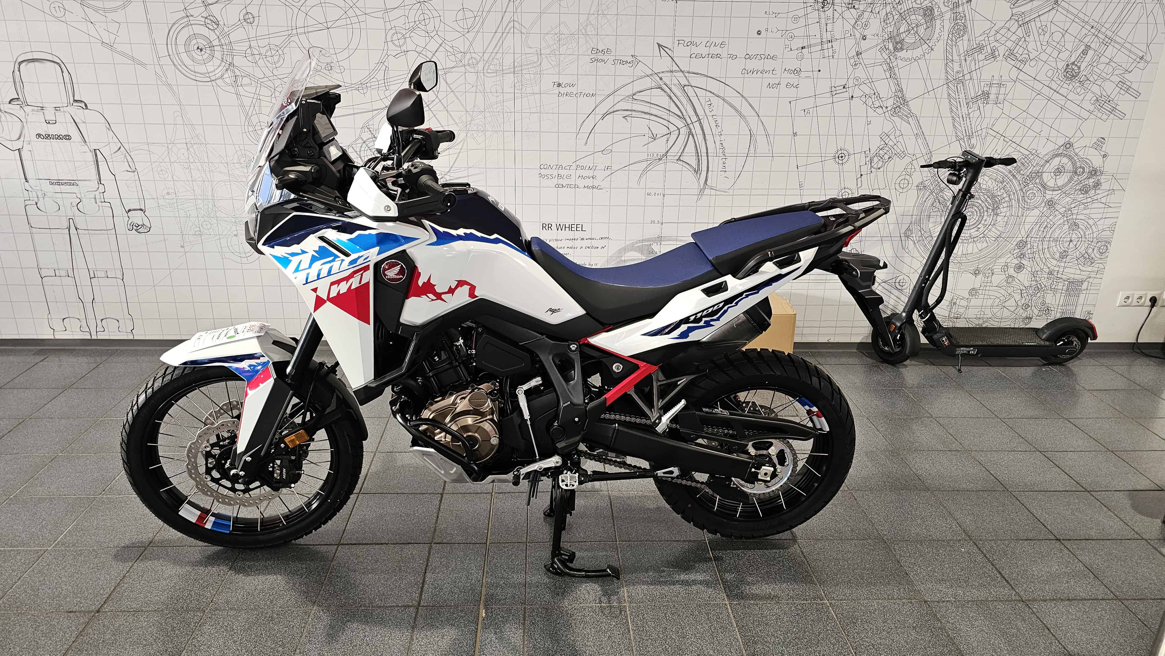 Honda CRF1100L Honda Africa Twin ES 2025 vor einem technischen Hintergrund beim Honda Händler