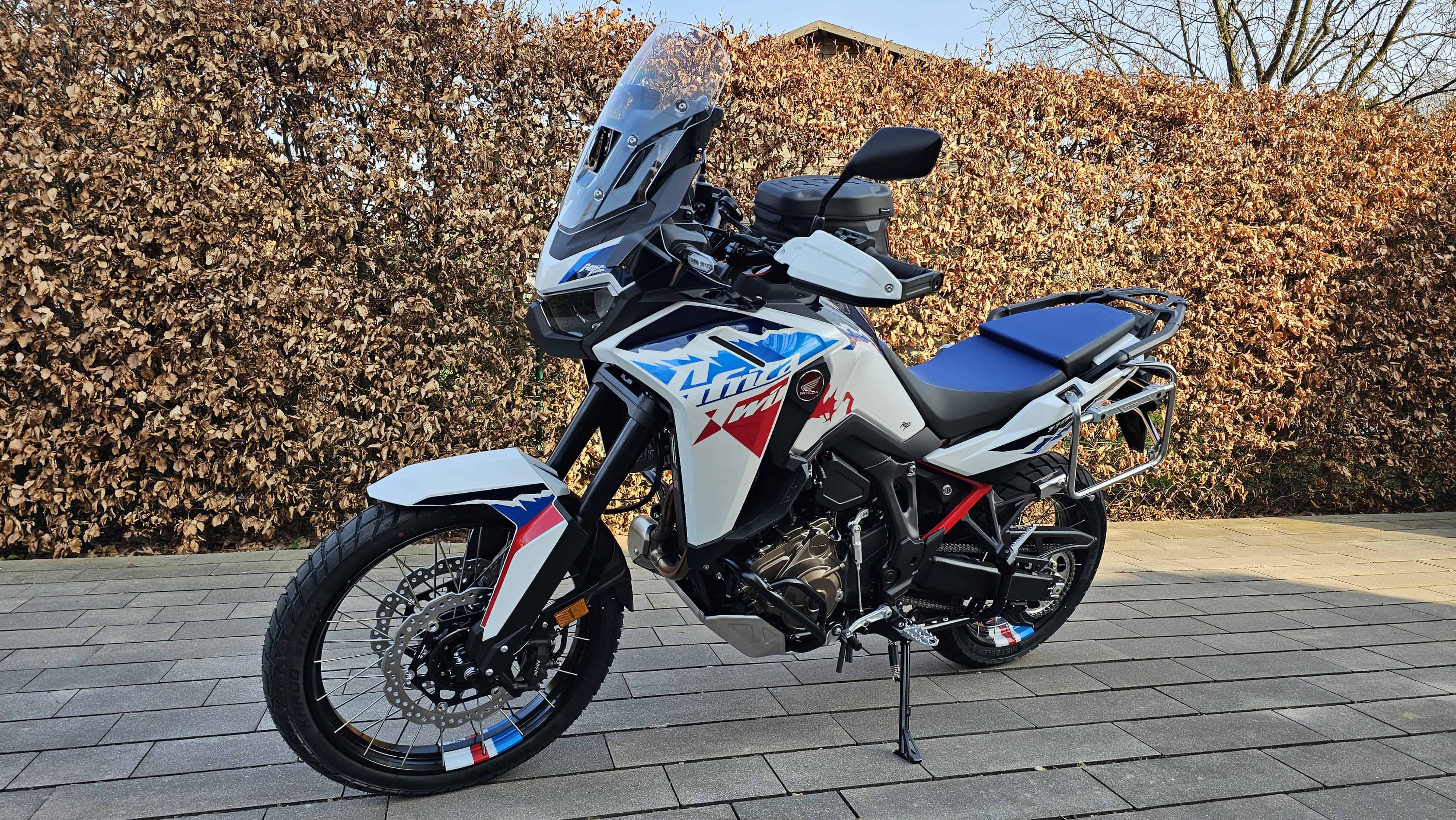 Honda CRF1100L Africa Twin ES 2025 für einer Buchenhecke