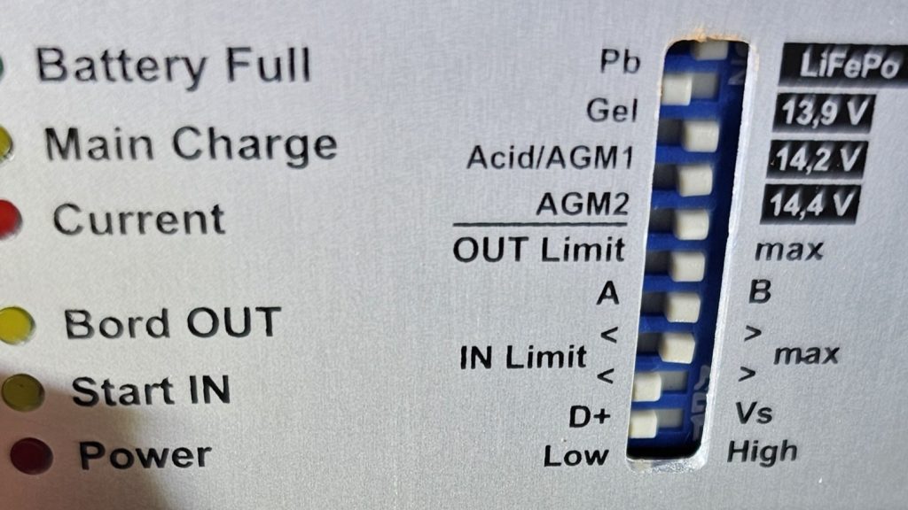 Votronic Ladebooster klassisch Einstellung über DIP-Schalter am Gerät