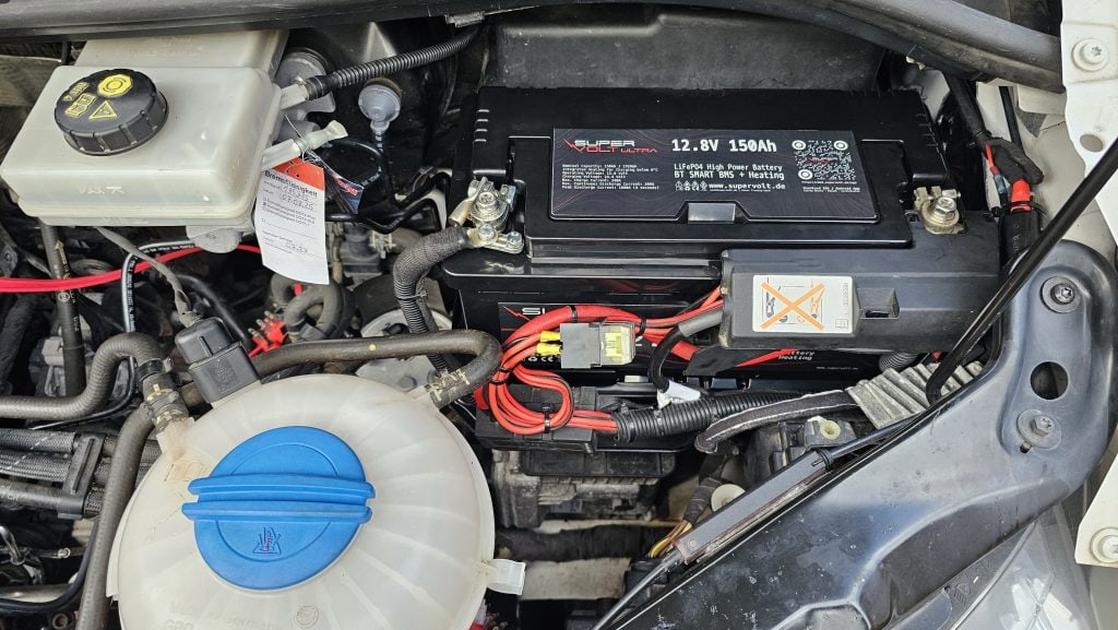 Supervolt Ultra LiFePO4 Batterie im Motorraum VW Crafter SY