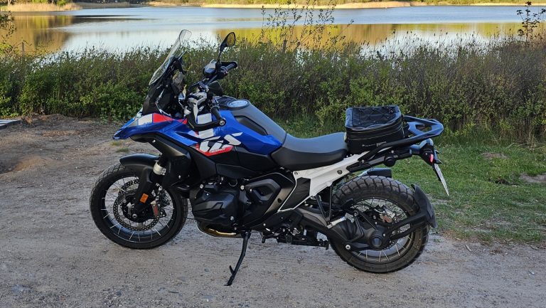 BMW R 1300 GS Trophy vor einem See