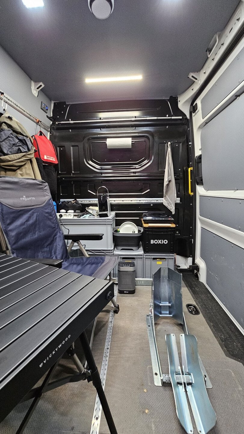 Schiebefenster-Einbau im VW Crafter bei DeinVan.de Blick in den VW Crafter ohne Scheiben