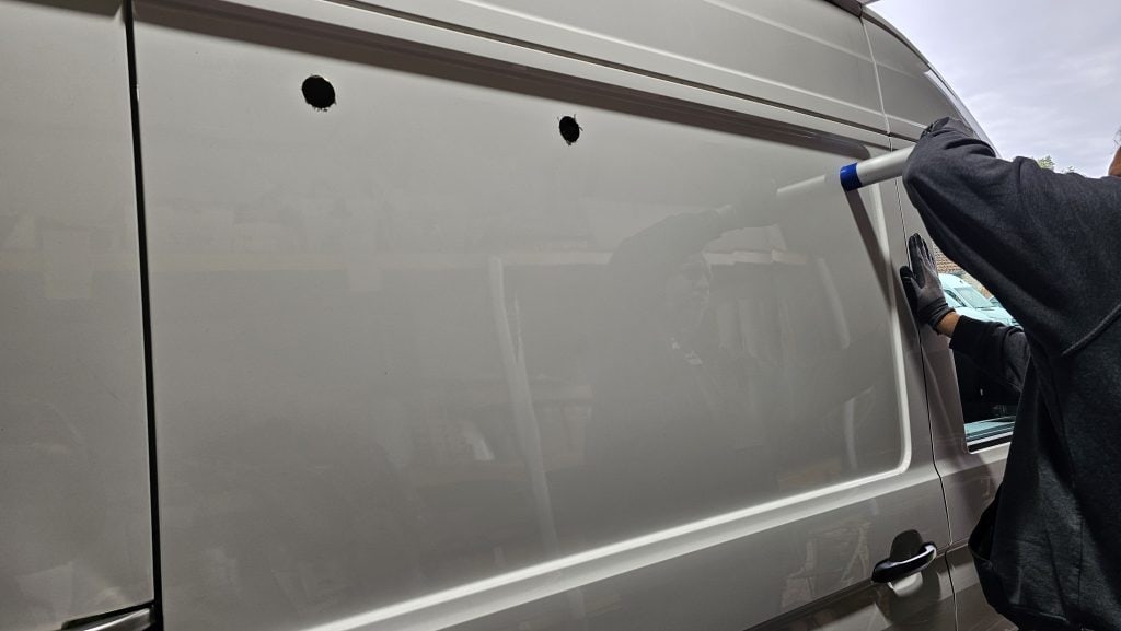 Schiebefenster-Einbau im VW Crafter bei DeinVan.de Löcher bohren im VW Crafter