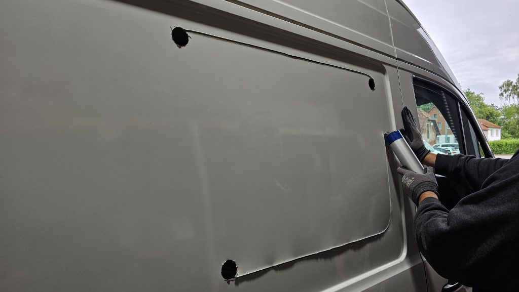 Schiebefenster-Einbau im VW Crafter bei DeinVan.de Blech ausschneiden Schiebetür