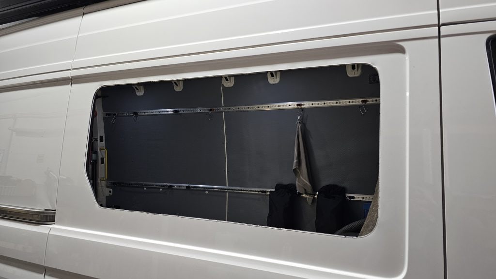 Schiebefenster-Einbau im VW Crafter bei DeinVan.de Ausschnitt Schiebetür Crafter