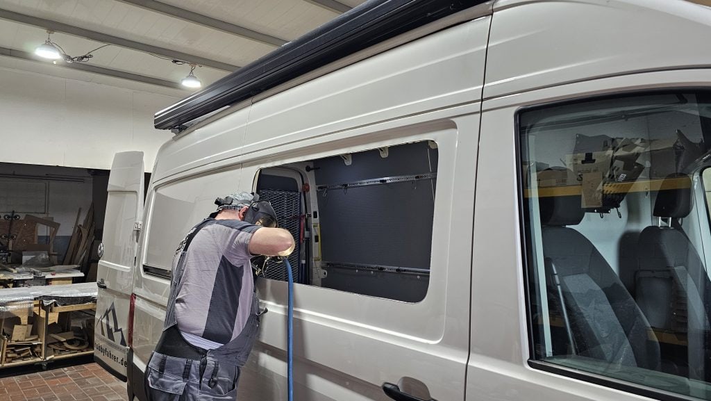 Schiebefenster-Einbau im VW Crafter bei DeinVan.de Kanten bearbeiten