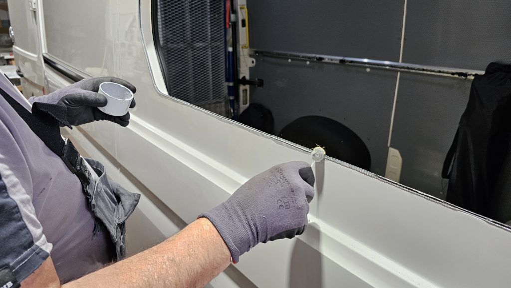 Schiebefenster-Einbau im VW Crafter bei DeinVan.de Rostschutz auftragen