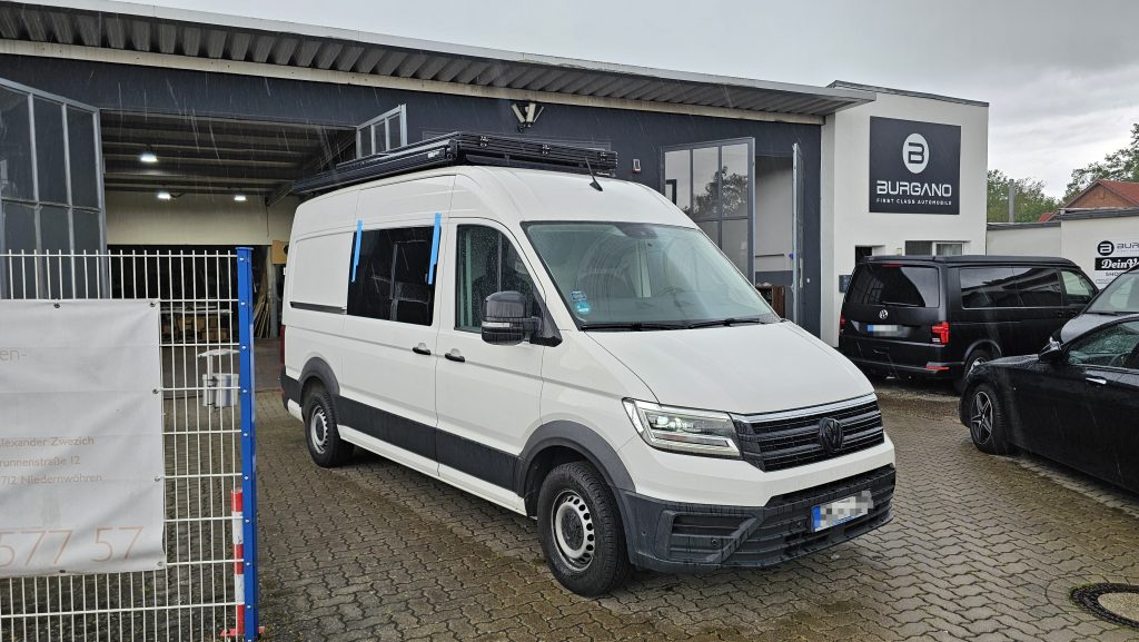 Schiebefenster-Einbau im VW Crafter bei DeinVan.de Eingebautes Schiebefenster VW Crafter