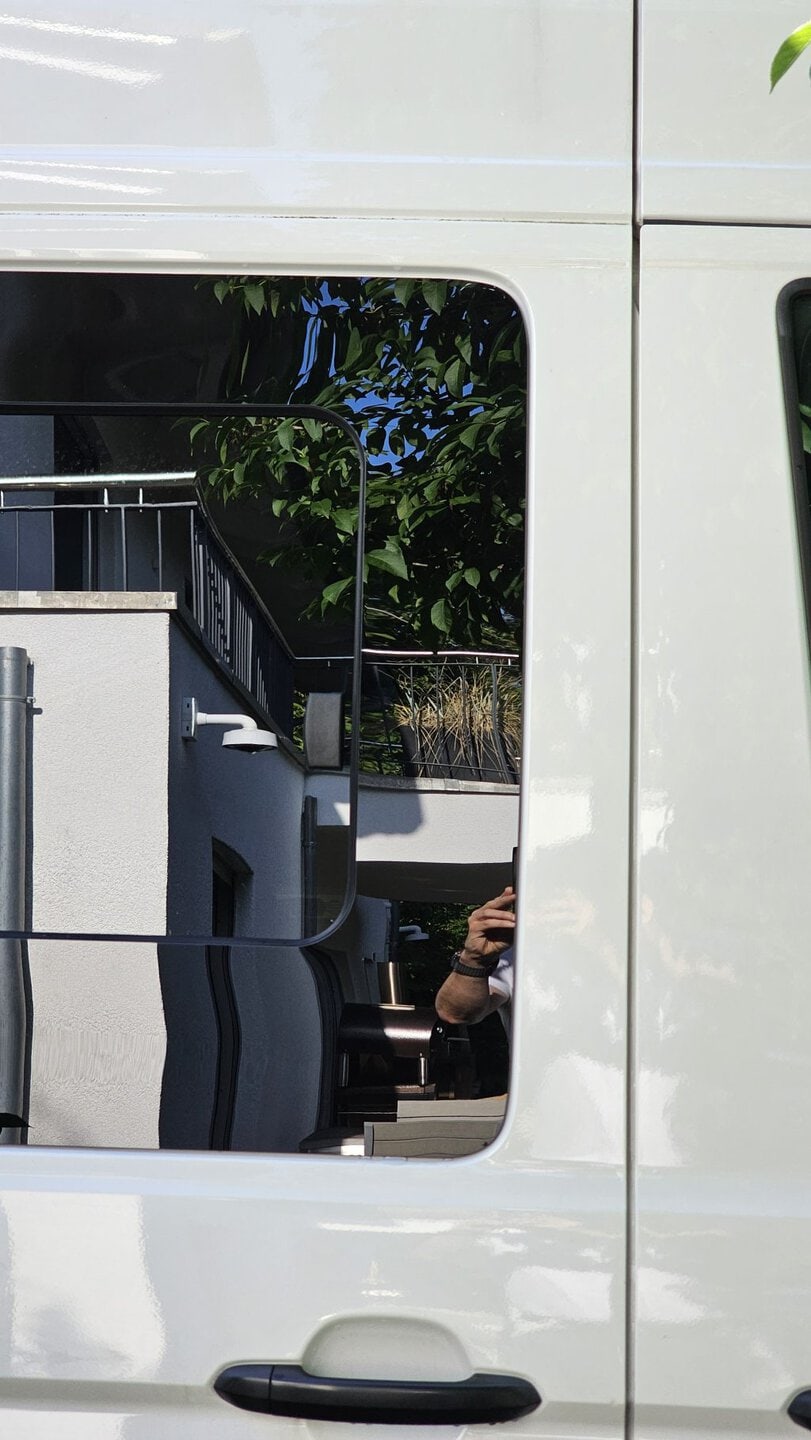 Schiebefenster-Einbau im VW Crafter bei DeinVan.de Unterschiedliche Spaltmaße Schiebefenster
