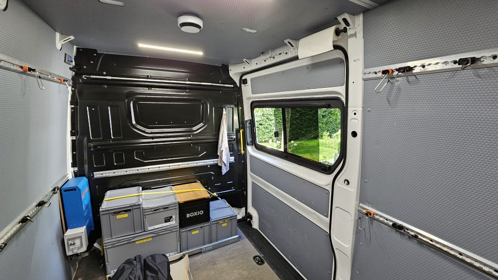 Schiebefenster-Einbau im VW Crafter bei DeinVan.de Innenraum VW Crafter mit nachgerüstetem Schiebefenster