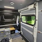 Schiebefenster-Einbau im VW Crafter bei DeinVan.de Innenraum VW Crafter mit nachgerüstetem Schiebefenster