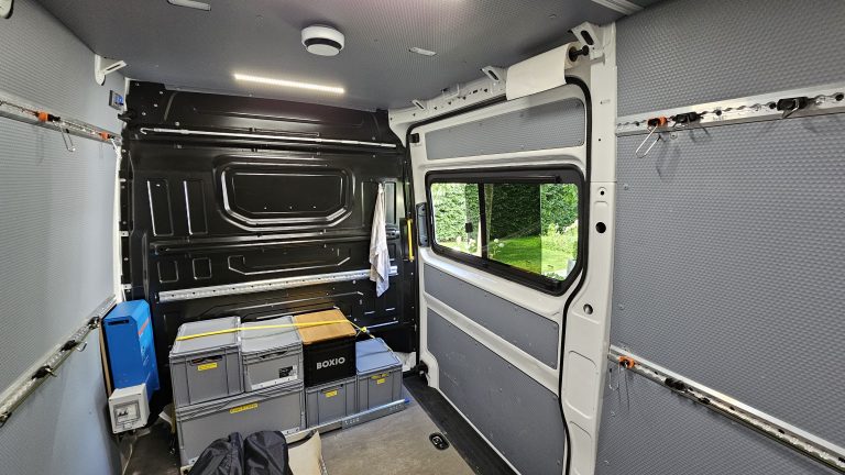 Innenraum VW Crafter mit nachgerüstetem Schiebefenster